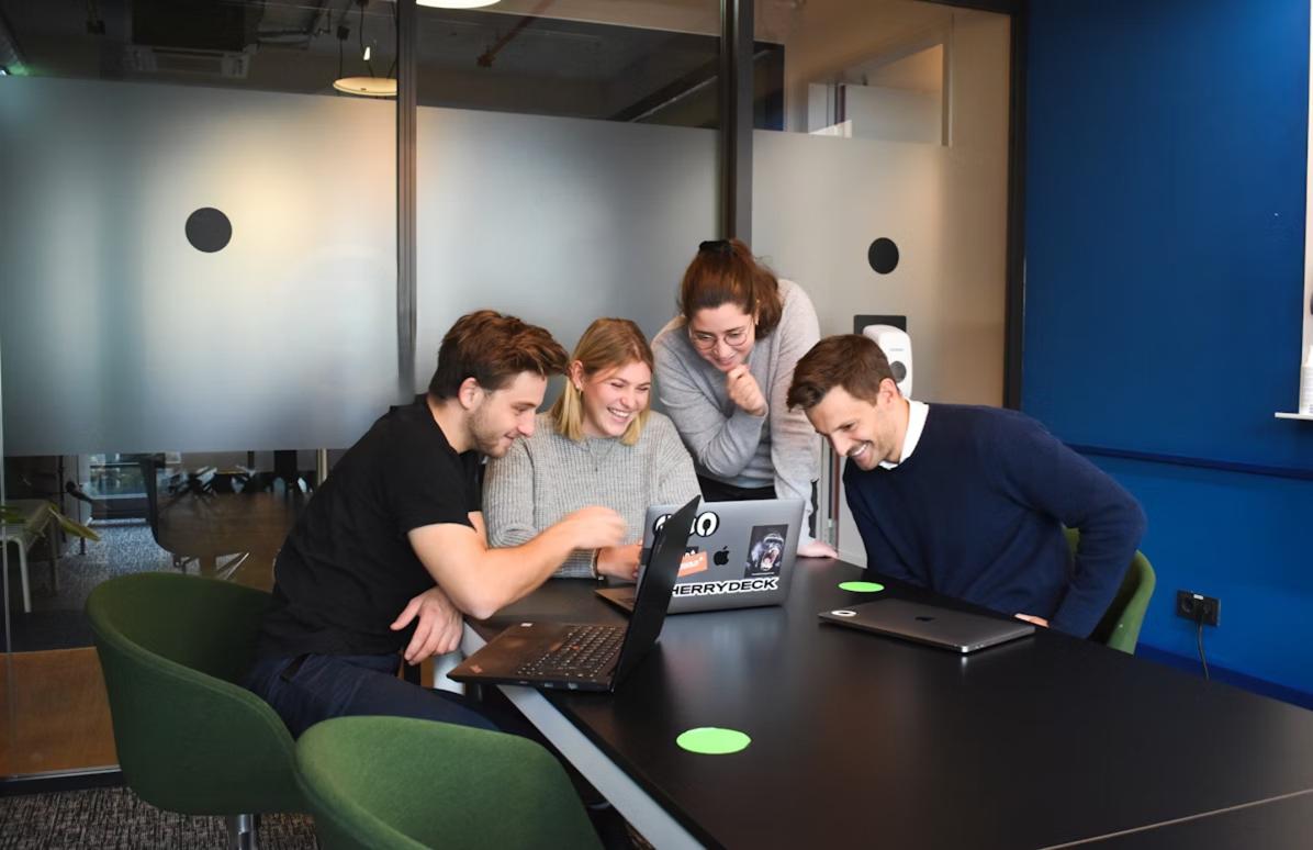 Equipo profesional en una Sesión de Decisión estratégica